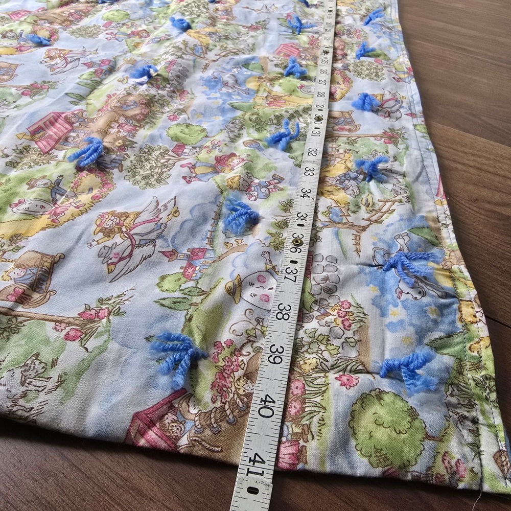 Vintage Childrens Quilted Blanket Play Mat Nursey Rhyme Scene Blue Pompom Ties - Picture 3 of 6